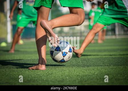 ©Olivier Donnars / Le Pictorium/MAXPPP - Ho Chi Minh-Ville 08/12/2015 Olivier Donnars / Le Pictorium - 8/12/2015 - Vietnam / Ho Chi Minh-Ville - 8 decembre 2016 : Academie de Football JMG (Jean-Marc Guillou). La Methode Guillou est basee sur l'excellence Technik. Pied nus, pour avoir de meilleures Sensations aux pieds et ameliorer le toucher, pour accelerer le jeu, pour minimizer l'Impact des chocs. Ho Chi Minh-Ville, Vietnam. 8. Dezember 2016 : die Guillou-Methode basiert auf technischer Exzellenz. Barfuß, um bessere Empfindungen in den Füßen zu haben und das Gefühl zu verbessern, um das Spiel zu beschleunigen, Stockfoto