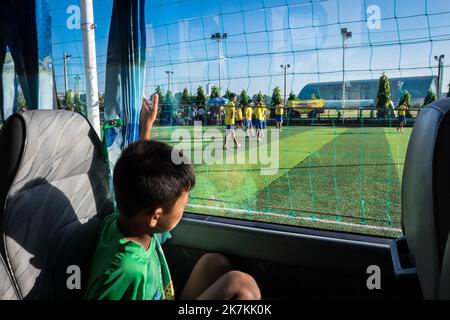 ©Olivier Donnars / Le Pictorium/MAXPPP - Ho Chi Minh-Ville 08/12/2015 Olivier Donnars / Le Pictorium - 8/12/2015 - Vietnam / Ho Chi Minh-Ville - 8 decembre 2015 : Academie de Football JMG (Jean-Marc Guillou). Les enfants s'entrainent 2 fois par jour durant 2h, aux heures les moins chaudes de la journee. Le Terrain est a dix minutes de Bus de l'academie, sur l'ancien Hippodrome datant de l'epoque coloniale Francaise. Ho Chi Minh-Ville, Vietnam. 8. Dezember 2015: Die Kinder trainieren zwei Mal am Tag für 2 Stunden, bis zu den kühleren Stunden des Tages. Das Land ist zehn Minuten mit dem Bus von der academ Stockfoto