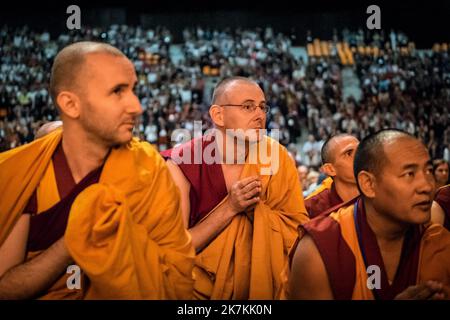 ©Olivier Donnars / Le Pictorium/MAXPPP - 17/09/2016 Olivier Donnars / Le Pictorium - 17/09/2016 - Frankreich - 17 septembre 2016 : Tenzin GYATSO, 14e Dalai Lama, qui donne un cycle d'enseignement pour les boddhistes de France au zenith de Strasbourg. Des moines du monastere de Nandala, pres de Toulouse, Assistent a l'enseignement. Straßburg (67), Frankreich. 17. September 2016: Der Dalai Lama Tenzin GYATSO 14. gibt am Höhepunkt von Straßburg einen Zyklus der Erziehung für Buddhisten aus Frankreich. Mönche aus dem Kloster Nandala, in der Nähe von Toulouse, nehmen an der Sitzung des Dalai Lama Teil. Straßburg (67), Frankreich . / 17 Stockfoto