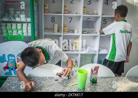 ©Olivier Donnars / Le Pictorium/MAXPPP - Ho Chi Minh-Ville 08/12/2015 Olivier Donnars / Le Pictorium - 8/12/2015 - Vietnam / Ho Chi Minh-Ville - 8 decembre 2015 : Academie de Football JMG (Jean-Marc Guillou). Chaque joueur suit un Program nutritif adapte a ses besoins. Le Sponsor NutiFood est un groupe laitier vietnamien, tres a cheval sur le developement physique de ses academiciens. Ho Chi Minh-Ville, Vietnam. 8. Dezember 2015: Jeder Spieler folgt einem Ernährungsprogramm, das auf seine Bedürfnisse zugeschnitten ist. Sponsor ist die vietnamesische Milchgruppe NutiFood , ein Stickler für die körperliche Entwicklung der ITS Stockfoto