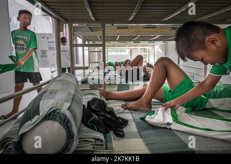 ©Olivier Donnars / Le Pictorium/MAXPPP - Ho Chi Minh-Ville 08/12/2015 Olivier Donnars / Le Pictorium - 8/12/2015 - Vietnam / Ho Chi Minh-Ville - 8 decembre 2015 : Academie de Football JMG (Jean-Marc Guillou). A l'academie, l'Ambiance n'est pas vraiment disciplinaire et tourne souvent a la Colonie de vacances. Une Baby-sitter veille sur ces joueurs pas encore sortis de l'enfance. Ho Chi Minh-Ville, Vietnam. 8. Dezember 2015 : an der Akademie ist die Atmosphäre nicht wirklich disziplinär und wird oft zum Sommercamp. Eine Babysitter Uhr auf diese Spieler noch nicht aus der Kindheit. Ho-Chi-Minh-Stadt, Stockfoto