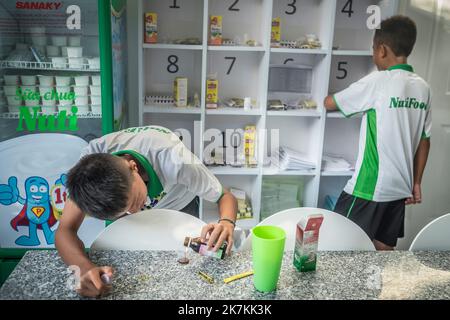 ©Olivier Donnars / Le Pictorium/MAXPPP - Ho Chi Minh-Ville 08/12/2015 Olivier Donnars / Le Pictorium - 8/12/2015 - Vietnam / Ho Chi Minh-Ville - 8 decembre 2015 : Academie de Football JMG (Jean-Marc Guillou). Chaque joueur suit un Program nutritif adapte a ses besoins. Le Sponsor NutiFood est un groupe laitier vietnamien, tres a cheval sur le developement physique de ses academiciens. Ho Chi Minh-Ville, Vietnam. 8. Dezember 2015: Jeder Spieler folgt einem Ernährungsprogramm, das auf seine Bedürfnisse zugeschnitten ist. Sponsor ist die vietnamesische Milchgruppe NutiFood , ein Stickler für die körperliche Entwicklung der ITS Stockfoto