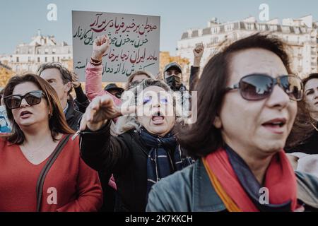 ©Olivier Donnars / Le Pictorium/MAXPPP - Paris 09/10/2022 Olivier Donnars / Le Pictorium - 9/10/2022 - Frankreich / Paris - Manifestation a Paris, Place du Trocadero, des Iraniens de France, en solidarite avec les femmes iraniennes et le mouvement de protestation en Iran, trois semaines apres le deces de Mahsa Amini et quelques jours apres celui de Nika Shakarami, devenue le nouveau visage de la revolte iranienne. Bien que reuni autour du drapeau du Lion solaire, Symbole de la royaute iranienne, ce rassemblement se voulait moins politique qu'un autre ayant lieu au meme Moment autour des mouvements Stockfoto