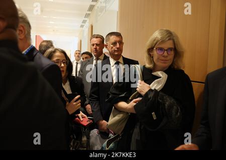 ©PHOTOPQR/LE PARISIEN/Olivier Lejeune ; Paris ; 10/10/2022 ; 13 ans après le Crash du vol RIO-PARIS la compagnie AIR FRANCE et l'avionneur Airbus vont être jugés pour mordides involontaires au palais de Justice de Paris . CRISTOPHE CAY-CHEF PILOTE D ESSAI POUR AIRBUS erster Tag des neunwöchigen AF 447-Flugs von Rio nach Paris am 10. Oktober 2022 im Palais de Justice in Paris, Frankreich. Air France und Airbus stehen vor einem Totschlag-Prozess, nachdem am 01. Juni 2009 ein Jet aus dem Jahr A330 auf der Strecke von Rio de Janeiro nach Paris in den Atlantischen Ozean stürzte und alle 228 Menschen an Bord getötet hatte. Stockfoto