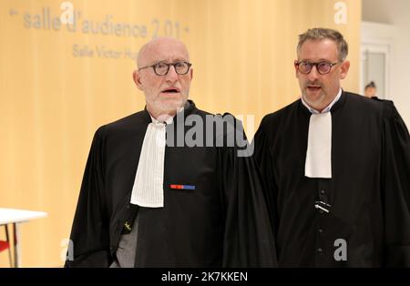 ©PHOTOPQR/LE PARISIEN/Olivier Lejeune ; Paris ; 10/10/2022 ; 13 ans après le Crash du vol RIO-PARIS la compagnie AIR FRANCE et l'avionneur Airbus vont être jugés pour mordides involontaires au palais de Justice de Paris . ALAIN JAKUBOWICZ AVOCAT erster Tag des neunwöchigen Flugs AF 447 von Rio nach Paris im Palais de Justice in Paris, Frankreich, 10. Oktober 2022. Air France und Airbus stehen vor einem Totschlag-Prozess, nachdem am 01. Juni 2009 ein Jet aus dem Jahr A330 auf der Strecke von Rio de Janeiro nach Paris in den Atlantischen Ozean stürzte und alle 228 Menschen an Bord getötet hatte. Stockfoto