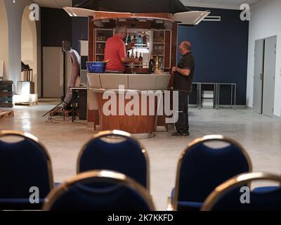 ©REMY-GABALDA/MAXPPP - TOULOUSE 10/10/2022 Lampes, Bar, Fahrtreppe, Rampe, Trolleys, sièges et même la combinaison orange portée lors du Premier vol du prototype par le pilote Claude Lelaie le 27 avril 2005... En tout, près de 500 éléments, en grande majorité issus de la cabine de cet appareil emblématique, seront proposés à la vente aux enchères qui se tiendra les 13, 14 et 15 octobre, à la fois en présentiel et à distance, sous le marteau de maître Marc Labarbe, commissaire-priseur installé à Toulouse. - Am 13., 14. Und 15. Oktober organisiert der Airbus-Flugzeughersteller in Toulouse eine au Stockfoto