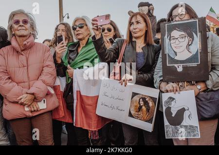 ©Olivier Donnars / Le Pictorium/MAXPPP - Paris 09/10/2022 Olivier Donnars / Le Pictorium - 9/10/2022 - Frankreich / Paris - Manifestation a Paris, Place du Trocadero, des Iraniens de France, en solidarite avec les femmes iraniennes et le mouvement de protestation en Iran, trois semaines apres le deces de Mahsa Amini et quelques jours apres celui de Nika Shakarami, devenue le nouveau visage de la revolte iranienne. Bien que reuni autour du drapeau du Lion solaire, Symbole de la royaute iranienne, ce rassemblement se voulait moins politique qu'un autre ayant lieu au meme Moment autour des mouvements Stockfoto