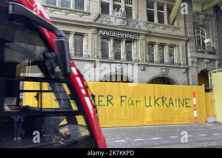 ©Francois Glories/MAXPPP - 11/10/2022 Hate Tag auf einer Baustellenplatte, 300m aus dem Schweizer Bundespalast. Schilder versteckt Werke im Zentrum der Schweizer Hauptstadt Bern. Mitten in der belebtesten Einkaufsstraße der Stadt der Schweizerischen Eidgenossenschaft, taktierten die Menschen unter dem "Kaiserhaus", Paner iFèr Ukraine. Bern Schweiz. Oktober 11 2022 Stockfoto