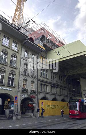 ©Francois Glories/MAXPPP - 11/10/2022 Hate Tag auf einer Baustellenplatte, 300m aus dem Schweizer Bundespalast. Schilder versteckt Werke im Zentrum der Schweizer Hauptstadt Bern. Mitten in der belebtesten Einkaufsstraße der Stadt der Schweizerischen Eidgenossenschaft, taktierten die Menschen unter dem "Kaiserhaus", Paner iFèr Ukraine. Bern Schweiz. Oktober 11 2022 Stockfoto