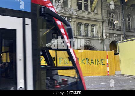 ©Francois Glories/MAXPPP - 11/10/2022 Hate Tag auf einer Baustellenplatte, 300m aus dem Schweizer Bundespalast. Schilder versteckt Werke im Zentrum der Schweizer Hauptstadt Bern. Mitten in der belebtesten Einkaufsstraße der Stadt der Schweizerischen Eidgenossenschaft, taktierten die Menschen unter dem "Kaiserhaus", Paner iFèr Ukraine. Bern Schweiz. Oktober 11 2022 Stockfoto