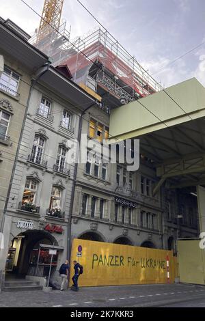 ©Francois Glories/MAXPPP - 11/10/2022 Hate Tag auf einer Baustellenplatte, 300m aus dem Schweizer Bundespalast. Schilder versteckt Werke im Zentrum der Schweizer Hauptstadt Bern. Mitten in der belebtesten Einkaufsstraße der Stadt der Schweizerischen Eidgenossenschaft, taktierten die Menschen unter dem "Kaiserhaus", Paner iFèr Ukraine. Bern Schweiz. Oktober 11 2022 Stockfoto