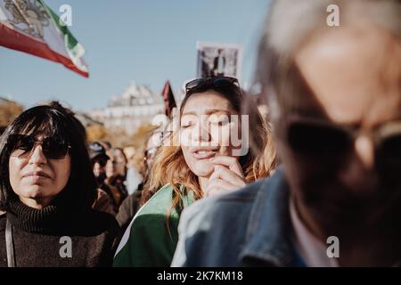 ©Olivier Donnars / Le Pictorium/MAXPPP - Paris 09/10/2022 Olivier Donnars / Le Pictorium - 9/10/2022 - Frankreich / Paris - Manifestation a Paris, Place du Trocadero, des Iraniens de France, en solidarite avec les femmes iraniennes et le mouvement de protestation en Iran, trois semaines apres le deces de Mahsa Amini et quelques jours apres celui de Nika Shakarami, devenue le nouveau visage de la revolte iranienne. Bien que reuni autour du drapeau du Lion solaire, Symbole de la royaute iranienne, ce rassemblement se voulait moins politique qu'un autre ayant lieu au meme Moment autour des mouvements Stockfoto