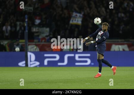 ©Sebastien Muylaert/MAXPPP - Paris 11/10/2022 Neymar Jr von Paris Saint-Germain kontrolliert den Ball während des UEFA Champions League-Spiels der Gruppe H zwischen Paris Saint-Germain und SL Benfica am 11. Oktober 2022 im Parc des Princes in Paris, Frankreich. Stockfoto