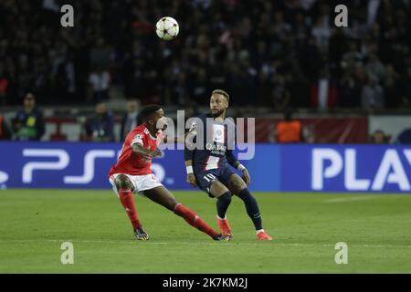 ©Sebastien Muylaert/MAXPPP - Paris 11/10/2022 Neymar Jr von Paris Saint-Germain kämpft während des UEFA Champions League-Spiels der Gruppe H zwischen Paris Saint-Germain und SL Benfica am 11. Oktober 2022 im Parc des Princes in Paris, Frankreich, um den Ball. Stockfoto