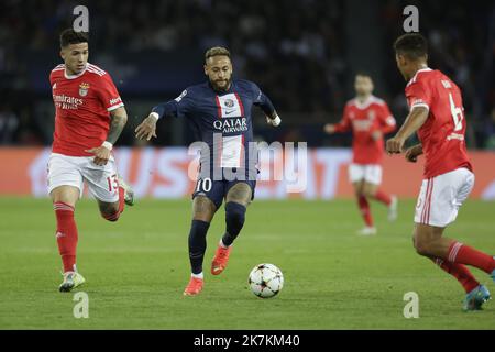 ©Sebastien Muylaert/MAXPPP - Paris 11/10/2022 Neymar Jr von Paris Saint-Germain ist beim UEFA Champions League-Spiel der Gruppe H zwischen Paris Saint-Germain und SL Benfica am 11. Oktober 2022 im Parc des Princes in Paris, Frankreich, mit dem Ball gelaufen. Stockfoto