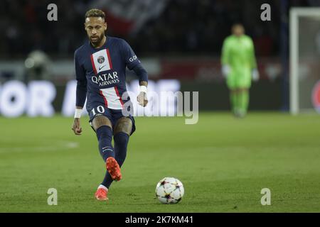 ©Sebastien Muylaert/MAXPPP - Paris 11/10/2022 Neymar Jr von Paris Saint-Germain ist beim UEFA Champions League-Spiel der Gruppe H zwischen Paris Saint-Germain und SL Benfica am 11. Oktober 2022 im Parc des Princes in Paris, Frankreich, mit dem Ball gelaufen. Stockfoto