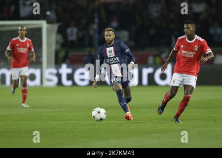 ©Sebastien Muylaert/MAXPPP - Paris 11/10/2022 Neymar Jr von Paris Saint-Germain ist beim UEFA Champions League-Spiel der Gruppe H zwischen Paris Saint-Germain und SL Benfica am 11. Oktober 2022 im Parc des Princes in Paris, Frankreich, mit dem Ball gelaufen. Stockfoto