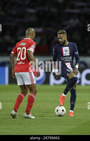 ©Sebastien Muylaert/MAXPPP - Paris 11/10/2022 Neymar Jr von Paris Saint-Germain ist beim UEFA Champions League-Spiel der Gruppe H zwischen Paris Saint-Germain und SL Benfica am 11. Oktober 2022 im Parc des Princes in Paris, Frankreich, mit dem Ball gelaufen. Stockfoto