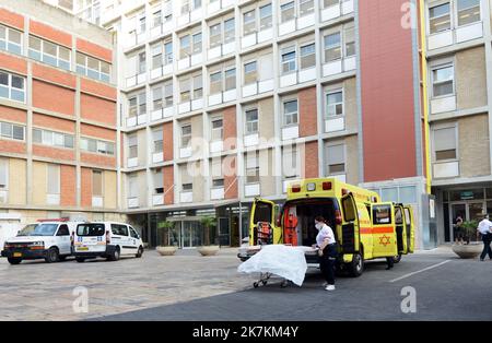 Krankenwagen, die vom Notarzt des medizinischen Zentrums Hadassah in Jerusalem, Israel, geparkt wurden. Stockfoto