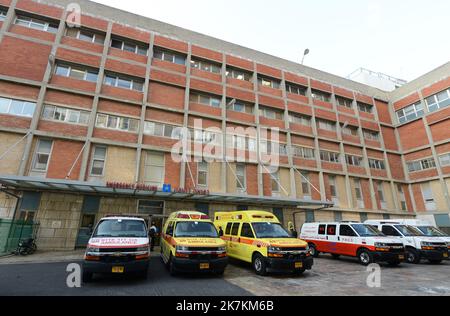 Krankenwagen, die vom Notarzt des medizinischen Zentrums Hadassah in Jerusalem, Israel, geparkt wurden. Stockfoto