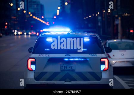 Chicago, Illinois, USA - 29. März 2022: Beamte der Polizeibehörde von Chicago reagieren auf den Ort eines Vorfalls. Stockfoto