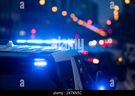 Eine Polizeieinheit reagiert auf den Ort eines Notfalls. Stockfoto