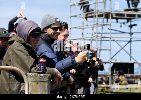 Phillip Island, Australien, 16. Oktober 2022. MotoGP-Fans werden während des Rennens Moto2 beim australischen MotoGP 2022 auf dem Phillip Island Circuit am 16. Oktober 2022 in Phillip Island, Australien, gesehen. Kredit: Dave Hewison/Speed Media/Alamy Live Nachrichten Stockfoto