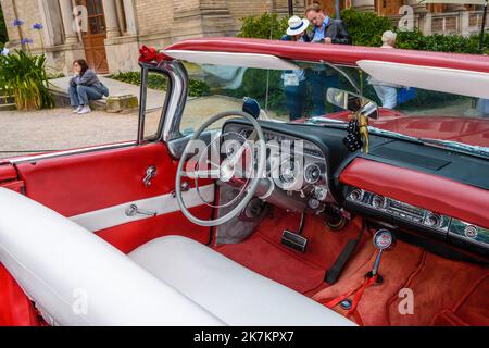 BADEN BADEN, DEUTSCHLAND - JULI 2019: Rot-weißes Lederinterieur des BUICK INVICTA Cabrio 1959 1960 Cabrio Roadster der ersten Generation, Oldtimer Meeting Stockfoto