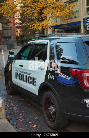 RCMP-Fahrzeug auf einer Straße angehalten. Blick auf Vancouver RCMP Polizeiwagen Metro Vancouver Transit Police. Das Logo-Wappen einer Royal Canadian Mounted Police Stockfoto