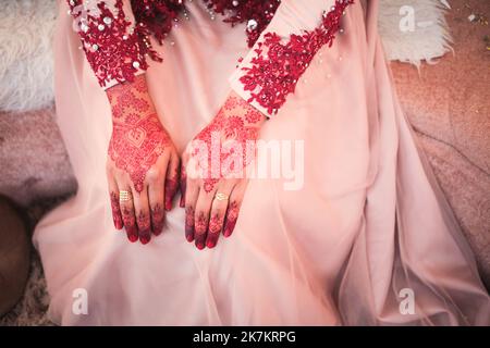 Malaiisches Brauthenna, wunderschön und einzigartig geschnitzt. Selektiver Fokus. Stockfoto
