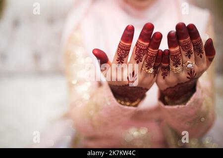 Malaiisches Brauthenna, wunderschön und einzigartig geschnitzt. Selektiver Fokus. Stockfoto