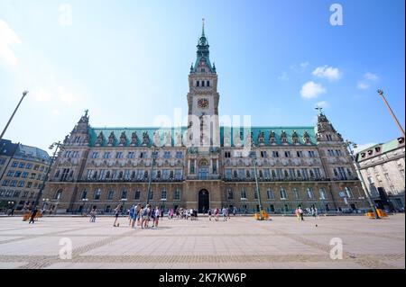 Hamburg, Deutschland. 16. August 2022. Hamburger Rathaus vor einem strahlend blauen Himmel im Sonnenschein. Quelle: Jonas Walzberg/dpa/Alamy Live News