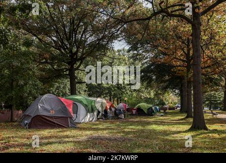 Washington, DC. 14. Oktober 2022. Ein Teil des Obdachlosen-Lagers im Foggy Bottom-Bereich von Washington, DC, am Freitag, den 14 2022. Oktober in Washington, DC. Das Lager Foggy Bottom befindet sich direkt hinter den USA Der Komplex des State Department umfasst 15 Zelte, in denen eine unbestimmte Anzahl von Obdachlosen untergebracht ist. Kredit: Jemal Gräfin/CNP (BESCHRÄNKUNG: KEINE New York oder New Jersey Zeitungen oder Zeitungen innerhalb eines 75 Meilen Radius von New York City) Gutschrift: dpa/Alamy Live Nachrichten Stockfoto