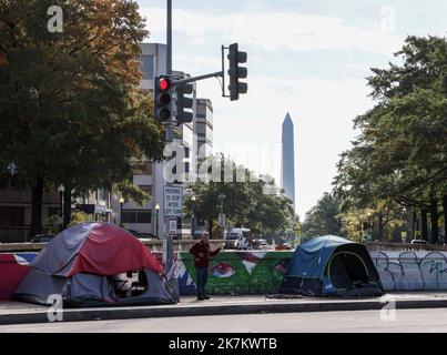 Washington, DC. 14. Oktober 2022. Ein kleines Obdachlosenlager in der 23. Street NW im Foggy Bottom-Bereich von Washington, DC am Freitag, 14 2022. Oktober in Washington, DC. Dieses kleine Lager befindet sich neben den USA Der Komplex des State Department umfasst 2 Zelte, in denen eine unbestimmte Anzahl von Obdachlosen untergebracht ist. Kredit: Jemal Gräfin/CNP (BESCHRÄNKUNG: KEINE New York oder New Jersey Zeitungen oder Zeitungen innerhalb eines 75 Meilen Radius von New York City) Gutschrift: dpa/Alamy Live Nachrichten Stockfoto