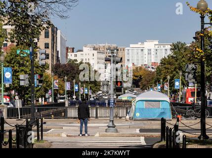 Washington, DC. 14. Oktober 2022. Eines von zwei Zelten, in denen Obdachlose am Freitag, den 14 2022. Oktober, im Dupont Circle von Washington, DC untergebracht sind. Die Obdachlosenlager am Dupont Circle wurden kürzlich geräumt, sodass bis Freitag, den 14. Oktober 2022, nur noch zwei Zelte sichtbar waren. Kredit: Jemal Gräfin/CNP (BESCHRÄNKUNG: KEINE New York oder New Jersey Zeitungen oder Zeitungen innerhalb eines 75 Meilen Radius von New York City) Gutschrift: dpa/Alamy Live Nachrichten Stockfoto