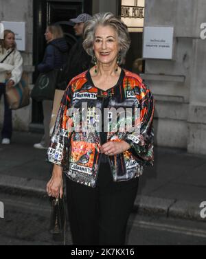 London, Großbritannien. 17. Oktober 2022. Maureen Lipman sah die Ankunft für die Inside Soap Awards 2022 in der Wardour Street 100 in London. Kredit: SOPA Images Limited/Alamy Live Nachrichten Stockfoto