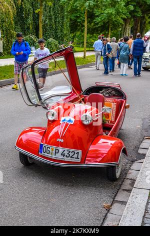 BADEN BADEN, DEUTSCHLAND - JULI 2019: Red MESSERSCHMITT kr200 Cabin Scooter eröffnet 1955 1964, Oldtimer-Treffen im Kurpark. Stockfoto