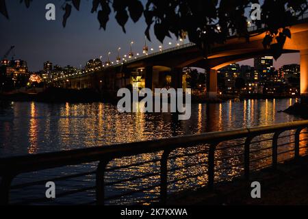 Brücke mit Lichtern in der Nacht. Cambie Bridge in Vancouver BC. Wunderschöne Nachtszene im False Creek Vancouver. Reisefoto, niemand, selektiver Fokus. Stockfoto