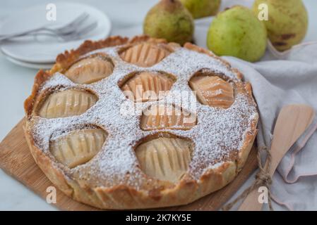 Süße hausgemachte Birnenmandelkuchen auf einem Tisch Stockfoto