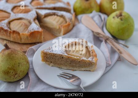 Süße hausgemachte Birnenmandelkuchen auf einem Tisch Stockfoto