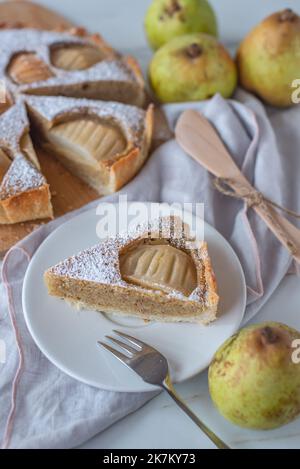 Süße hausgemachte Birnenmandelkuchen auf einem Tisch Stockfoto
