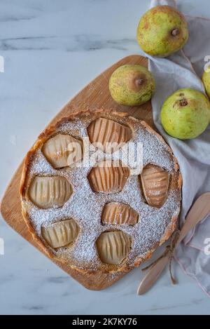 Süße hausgemachte Birnenmandelkuchen auf einem Tisch Stockfoto