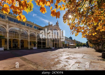 Herbststimmung im tschechischen Kurort Marienbad - Gebäude der Hauptkolonnade - sonniger Herbsttag mit blauem Himmel und gelben Baumblättern Stockfoto