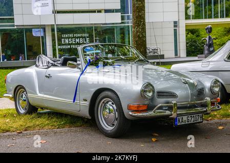 BADEN BADEN, DEUTSCHLAND - JULI 2019: Silbergrauer VW VOLKSWAGEN KARMANN-GHIA TYP 14 CABRIO 1955 1974, Oldtimer-Treffen im Kurpark. Stockfoto