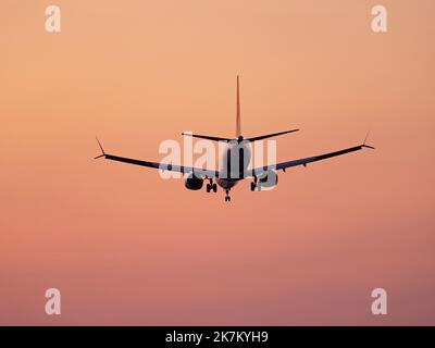 Richmond, British Columbia, Kanada. 16. Oktober 2022. Ein Lynx Air Boeing 737 MAX 8 Jetliner (C-FULH) landet in der Dämmerung aufgrund von Waldbränden im rauchigen Dunst am Vancouver International Airport. (Bild: © Bayne Stanley/ZUMA Press Wire) Stockfoto