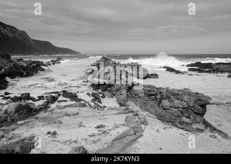 Mono of Storms Flusslandschaft schafft Stimmung für bildende Kunst Wellen, die auf felsigen Ausbissen krachen, sprühen frisches Meer feucht auf diesem malerischen Ziel Stockfoto