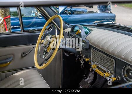 BADEN BADEN, DEUTSCHLAND - JULI 2019: Weißer Lederinnenraum des GAZ 21 22 WOLGA 1962 1970 Kombi-Familienwagens aus der UdSSR Russland, Stockfoto