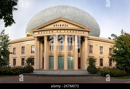 Zwolle, Provinz Overijssel, Niederlande, 16.10.2022, Panoramasicht auf das neoklassizistische Gebäude des Kunstmuseums de fundatie im Stadtzentrum von ZW Stockfoto