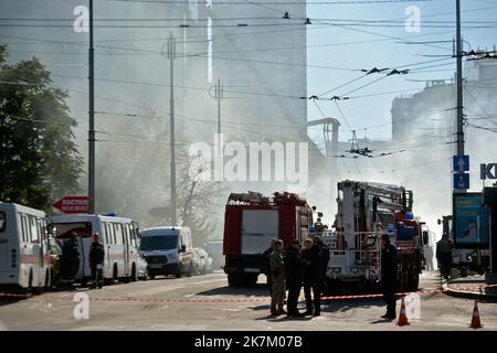 Non Exclusive: KIEW, UKRAINE - 17. OKTOBER 2022 - Strafverfolgungsbeamte werden durch die spezielle Ausrüstung während der Beseitigung der Folgen gesehen Stockfoto