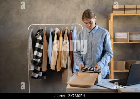 Online-Shop für Frauen, Kleinunternehmer Unternehmer Verkäufer, Verpackung Paket Vorbereitung Paketauftrag auf dem Tisch. Dropshipping Lieferung im E-Commerce. Stockfoto